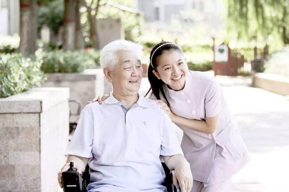 金周路站旁,保利成都和熹会:金牛区近地铁养老机构探访